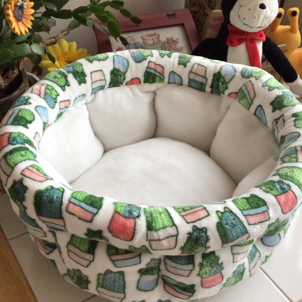 ‘Kenzie Home’ Plush Cat Bed - Picture 2 of 5